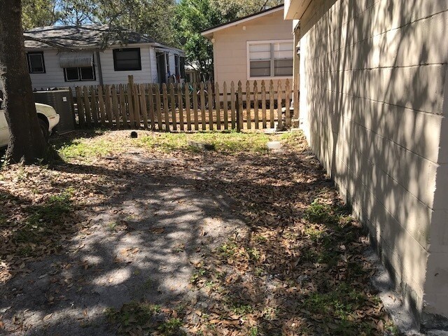 Building Photo - GREAT 3/2/1 SINGLE FAMILY HOME MINUTES TO ...