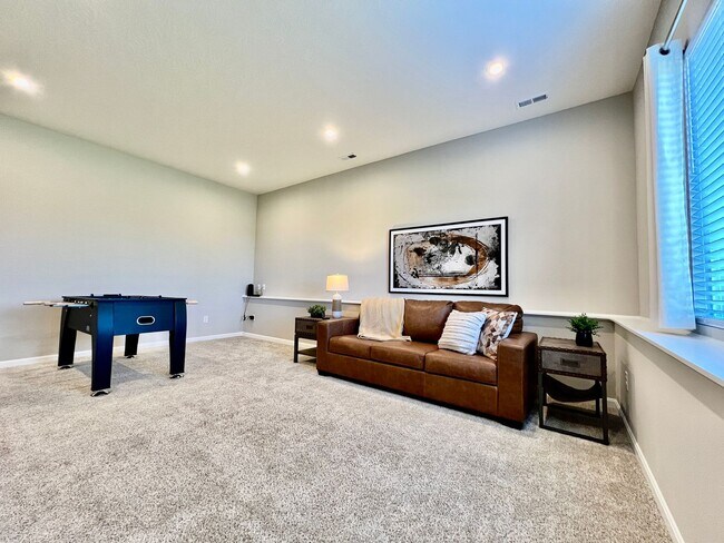 Building Photo - Fully Furnished Executive Miamisburg Home