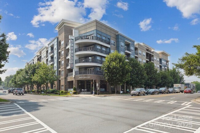 Building Photo - 205 S Kings Dr