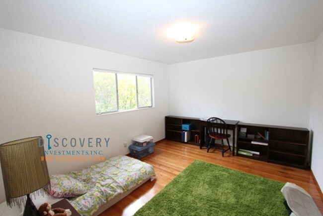Building Photo - Charming Mid-Century Piedmont Home