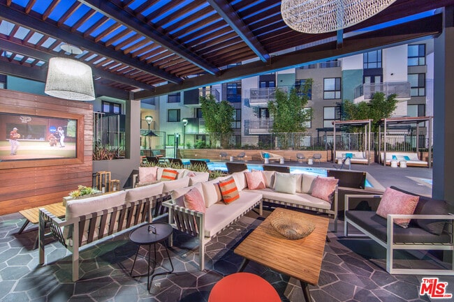 Building Photo - 8770 Washington Blvd