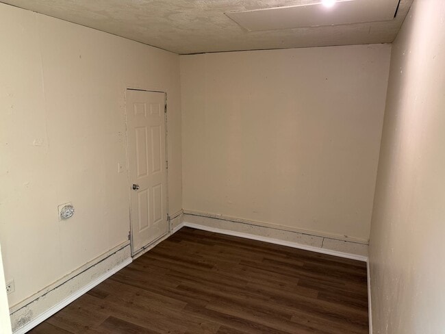 Building Photo - Updated 3 bedroom 1 bathroom house!