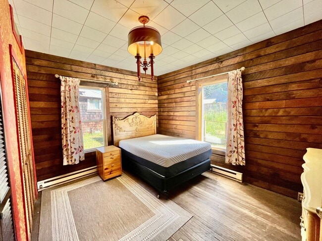 Building Photo - Charming Ronald Cabin Available through Ma...