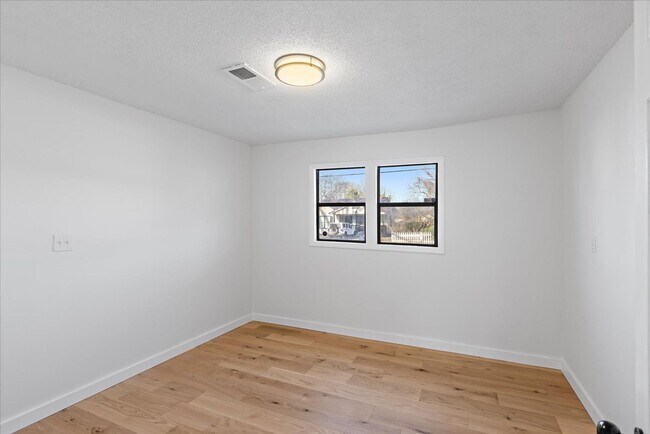 Building Photo - Newly renovated 2bed 2bath for rent!