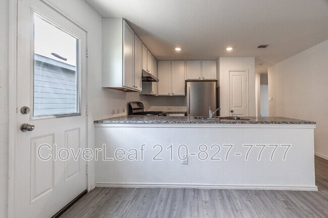 Building Photo - 2822 Millikan Dr
