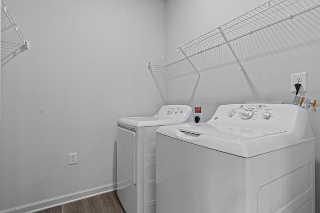 Building Photo - The Groves at 421 *Move In Special*