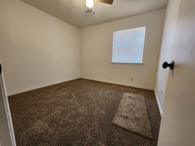 Building Photo - 2210 Newcastle Dr