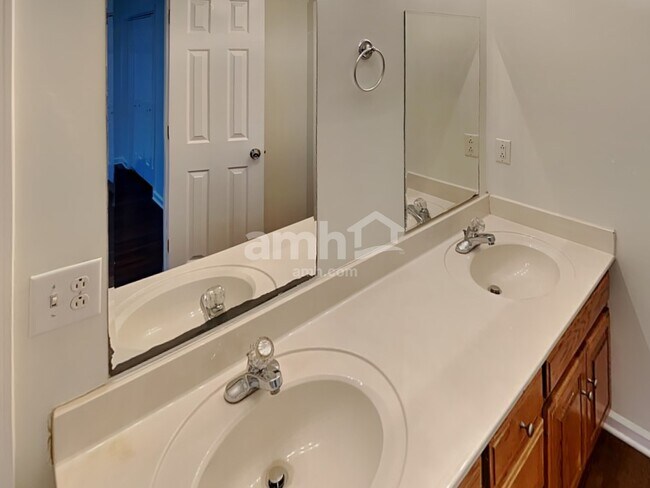 Building Photo - 204 Creekwood Drive