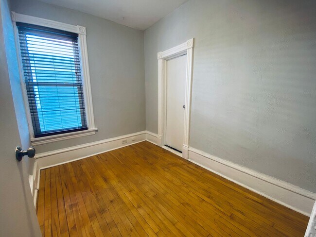 Building Photo - WE HAVE A CUTE & CLASSY RENTAL ON 16TH!