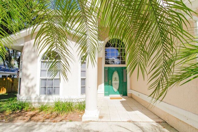 Building Photo - Beautiful Lake front home in West Kissimmee