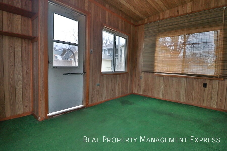 Building Photo - 3 Bedroom 1.5 Bath Near Downtown with Fenc...