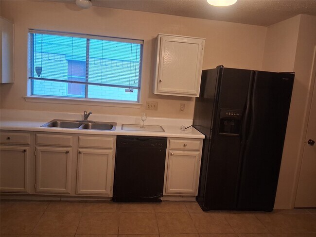 Building Photo - 1402 River Rock Dr