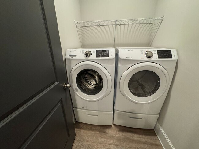 Building Photo - Available to Show