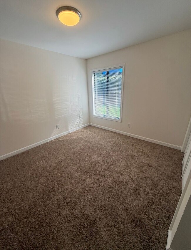 Building Photo - 1512 Benjamin Pkwy