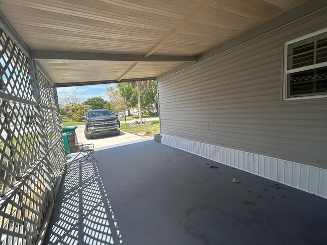 Building Photo - Adorable 2/2 manufactured home in over 55 ...