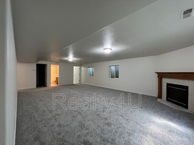 Building Photo - 1385 E 1120 S
