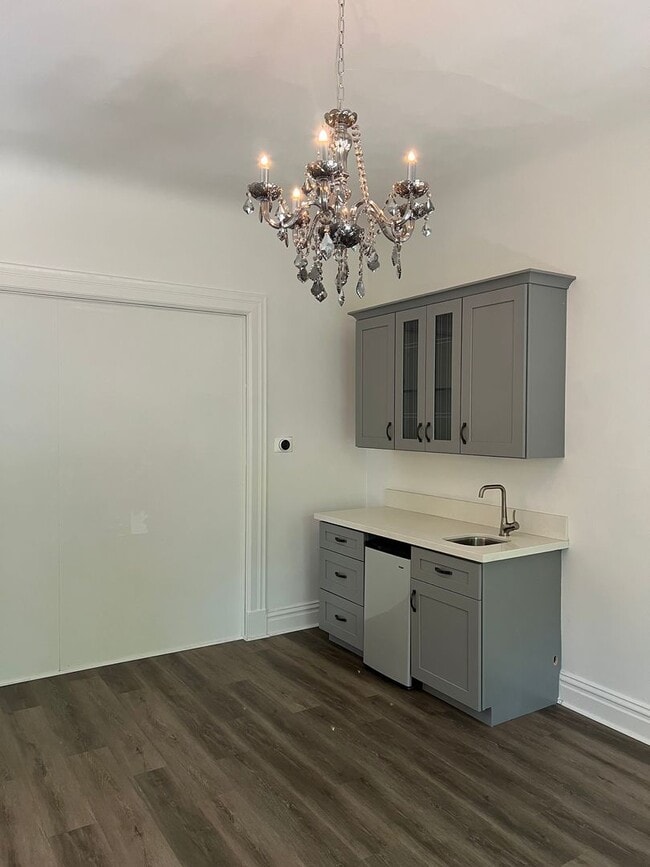 Building Photo - BEAUTIFUL 4+ BEDROOM VICTORIAN!!