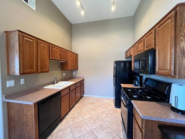 Building Photo - Cozy 2 Bedroom 2 Bathroom Condo in Gated C...