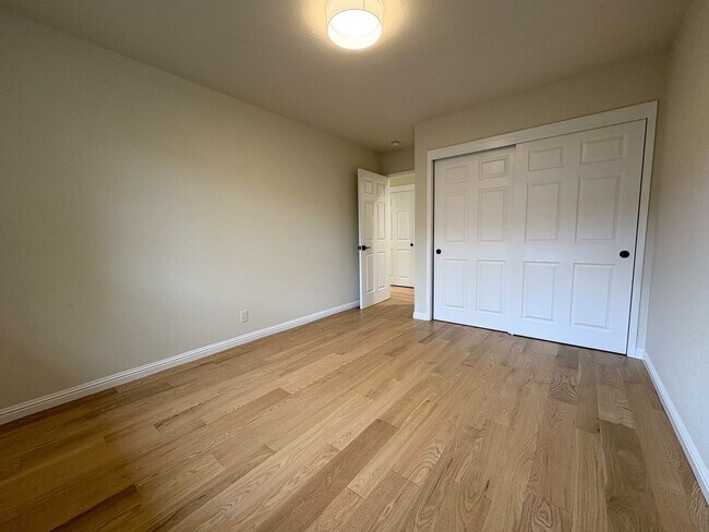 Building Photo - Beautifully Updated 4-Bedroom Home in Prime Mountain View Location!