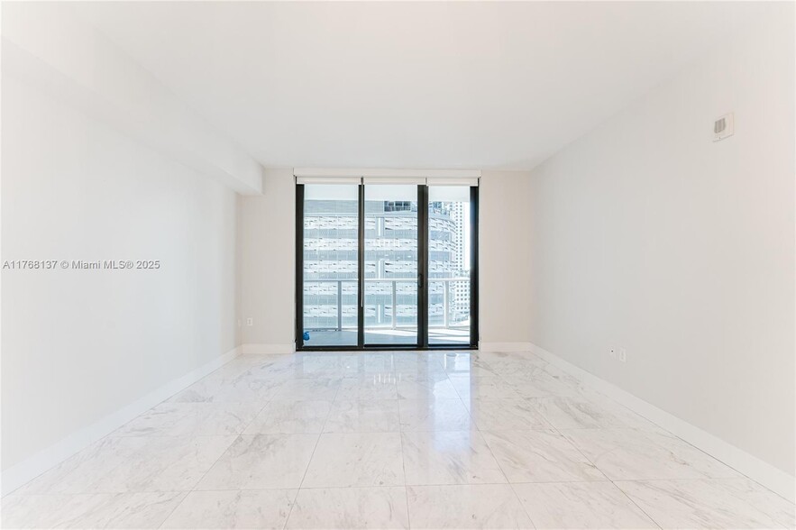 Building Photo - 1010 Brickell Ave
