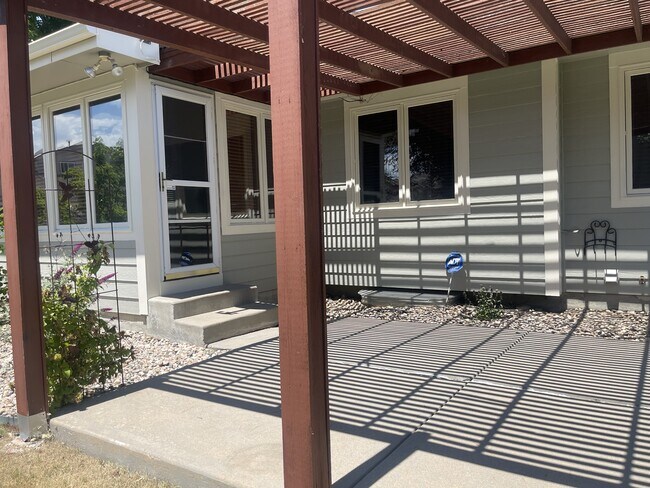 Building Photo - 1107 Hawkeye St