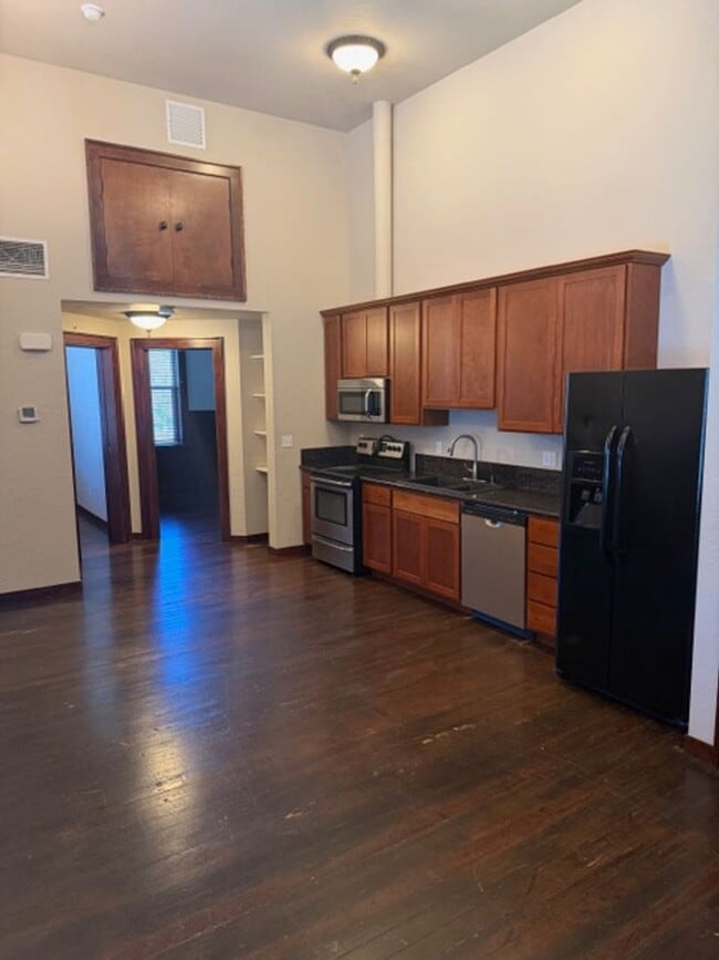 Building Photo - Downtown Charm Meets Modern Convenience in a Stylish 2-Bed Retreat