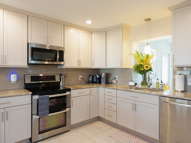 Building Photo - Luxury Seasonal Furnished Rental "Charming...