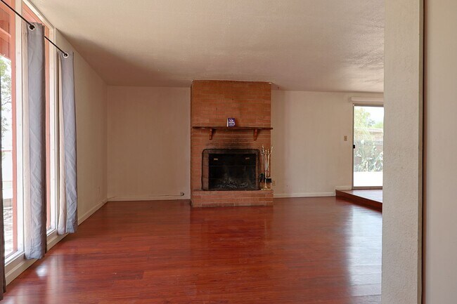 Building Photo - 618 N Medford Dr