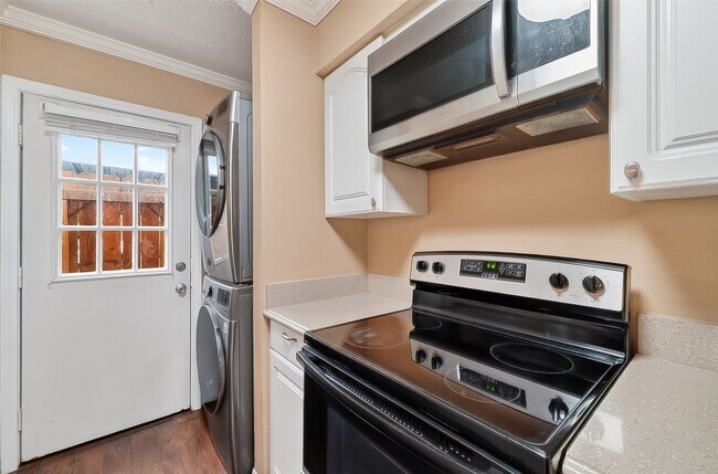 Building Photo - 10615 Briar Forest Dr