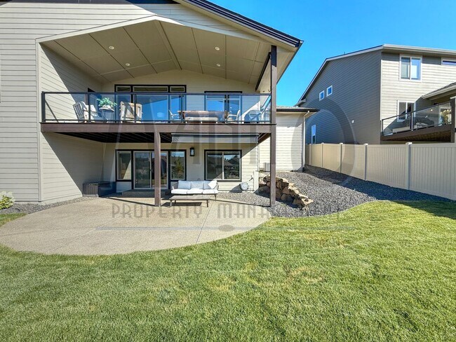 Building Photo - Spacious Eagle Ridge Home