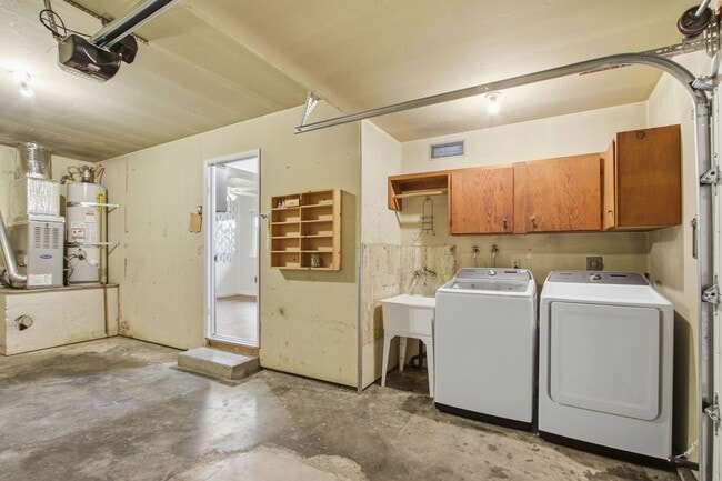 Building Photo - Duplex with 1.5 Bath and One Car Garage