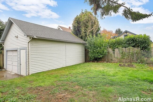 Building Photo - Stunning Main Floor Duplex in the Heart of...