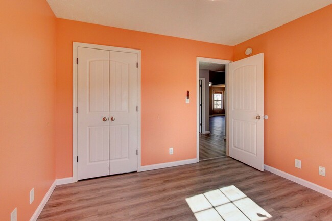 Building Photo - Sweet 3 bed 2 bath.  Cat friendly.