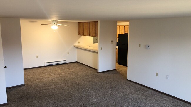 Building Photo - Spacious 2 bed 1.5 bathroom Condominium