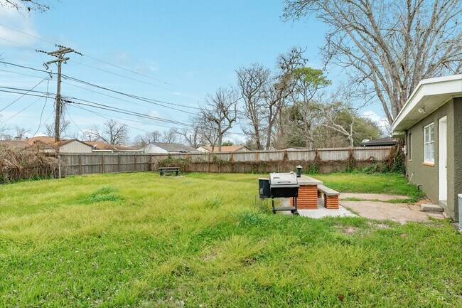 Building Photo - 159 Oak Dr