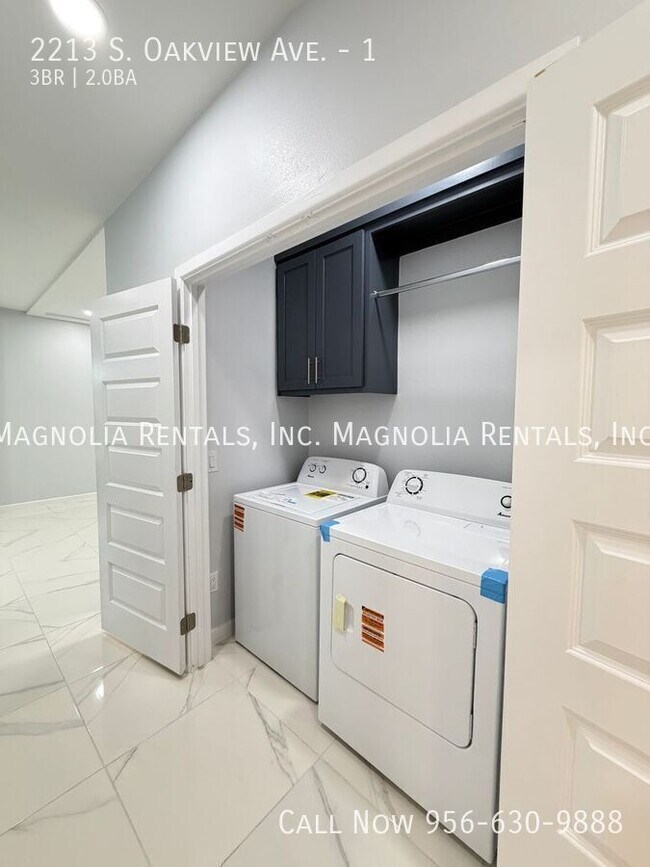 Building Photo - 2213 S Oakview Dr