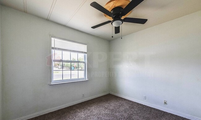 Building Photo - 1402 Elyse Dr