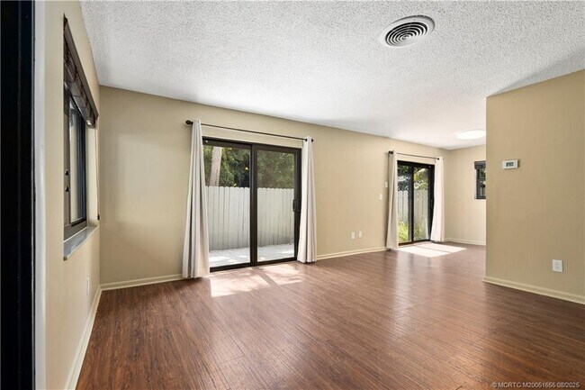 Building Photo - 2563 NE Palm Ave