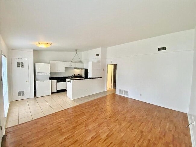 Building Photo - 614 W 51st St