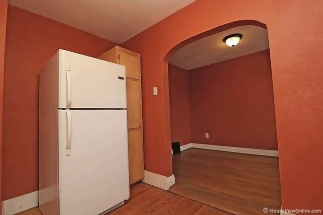 Building Photo - Available THIS SUMMER-Spacious Home Close to Campus