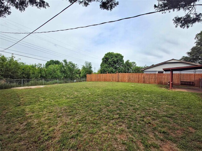 Building Photo - 13917 N Everest Ave