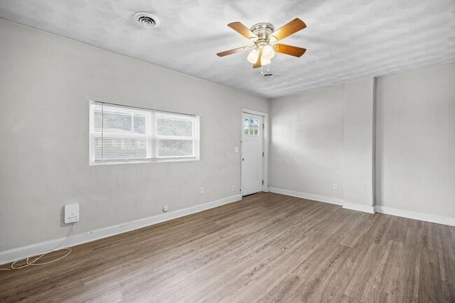 Building Photo - Charming 2-Bedroom Duplex in Norvella Heights