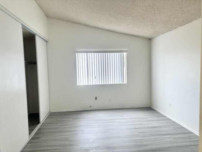 Building Photo - 6950 Bullock Dr