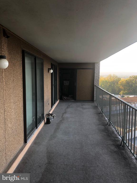 Building Photo - 20926 Valley Forge Cir