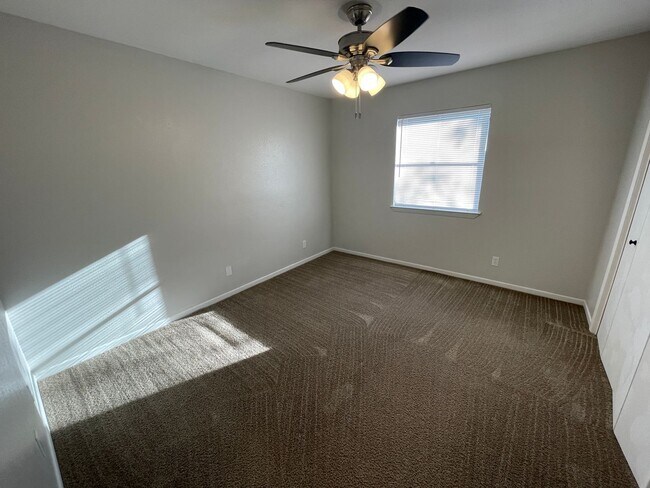 Building Photo - 552 Lawson Ln