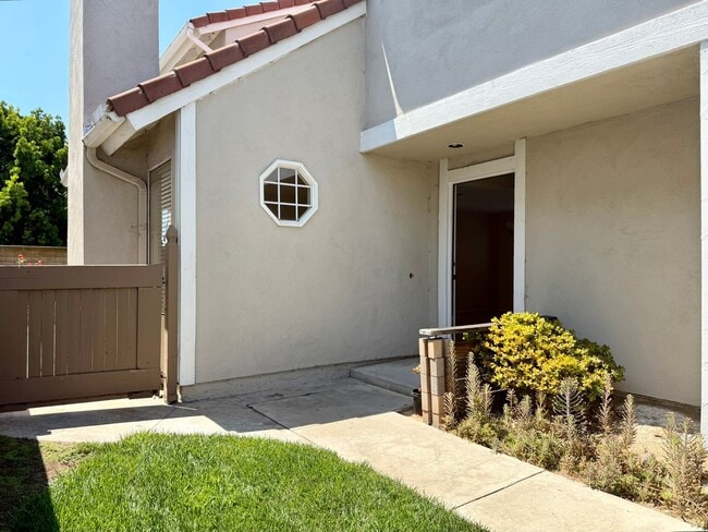 Building Photo - Beautiful Gated Rancho Montecito!