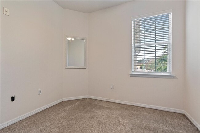 Building Photo - Gorgeous Light & Bright 3 Bedroom 2.5 Bath Townhome with Garage!!