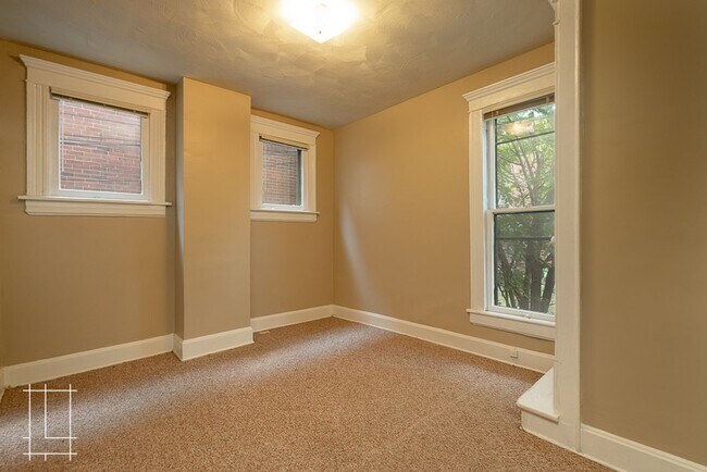 Building Photo - 207 W Hubbard Ave
