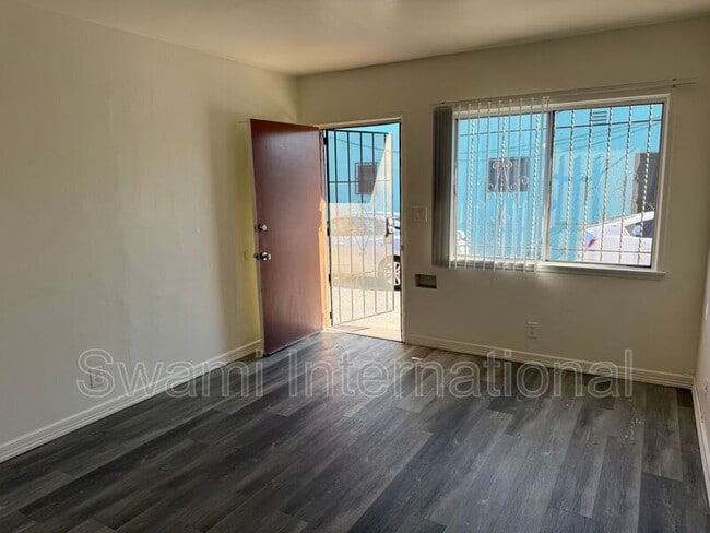 Building Photo - 1102 1/2 W. 92nd St.