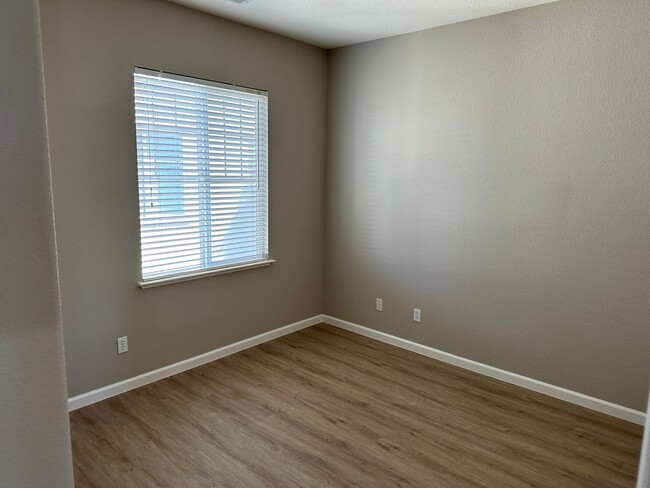 Building Photo - Beautiful 5 Bedroom, 3 Bath Brentwood Home / Downstairs Bedroom and Bath